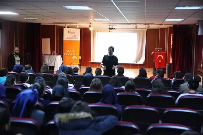 Çay House İnegöllü Gençler İle Buluştu