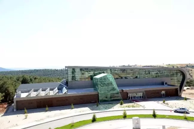 Uşak Üniversitesi Spor Salonuna Şehit Ömer Halisdemir İsmi Verildi