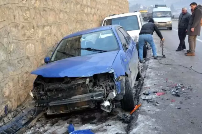 Karabük'te Buzlanma Nedeniyle 10 Araç Kaza Yaptı