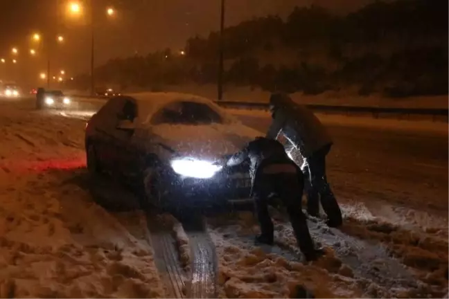 (Ek Görüntülerle) Kar Yağışı Nedeniyle Tem Otoyolu'nda Çok Sayıda Sürücü Mahsur Kaldı 2