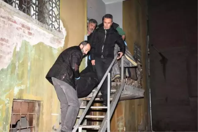 Afgan Genç, Türkiye'ye Gelen Dedesinin Katilini, Boğazını Keserek Öldürdü