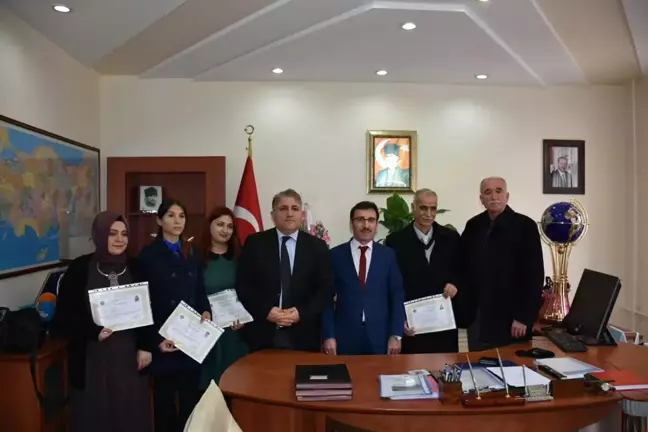 Kaymakam Seyitoğlu Öğretmenlere Başarı Belgesi Verdi