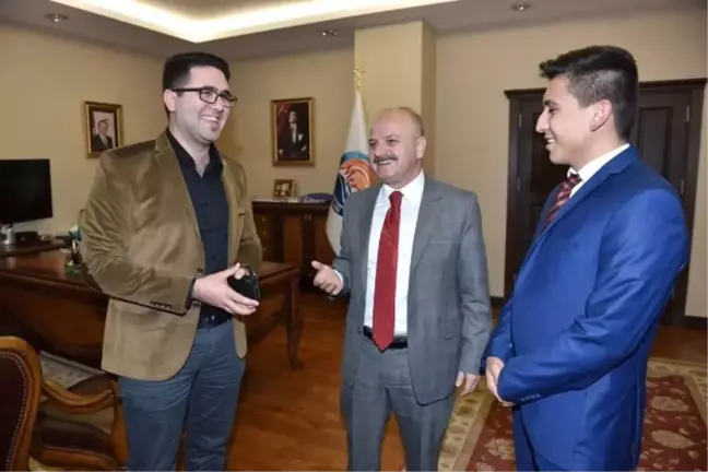 Vali Çakacak, Sosyal Medyadan 'Kahve İçme' Talebinde Bulunan Takipçilerini Kırmadı