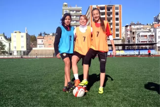 Zonguldaklı Kadın Futbolcu Siirt'e Transfer Oldu
