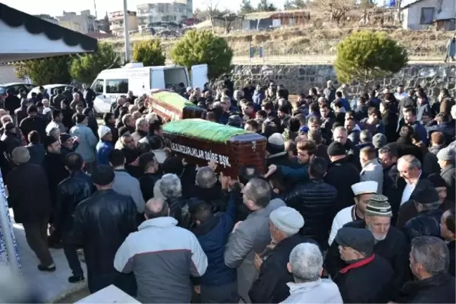 Kazada Ölen Nişanlı Çift ile Anne Toprağa Verildi