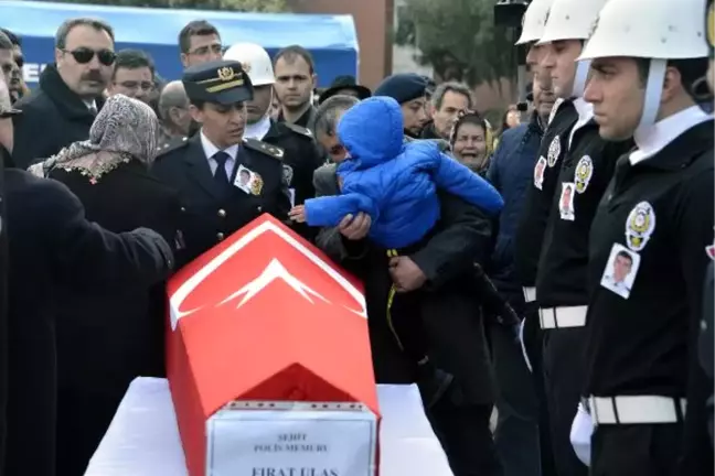Dedesinin Kucağında Şehit Babasını Bekledi