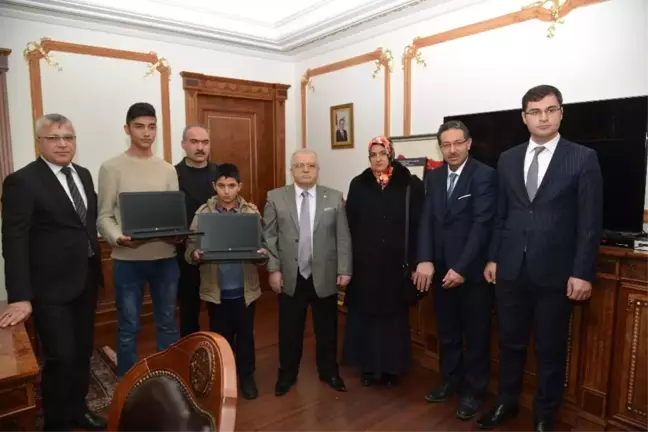 Vali, Şehit Ahmet Taş'ın Kardeşlerine Laptop Hediye Etti