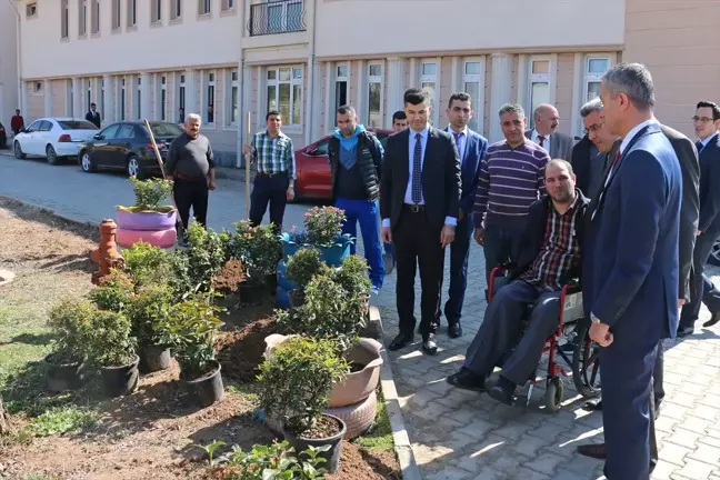 Eski Araç Lastikleri Ellerinde Yeniden Şekillendi