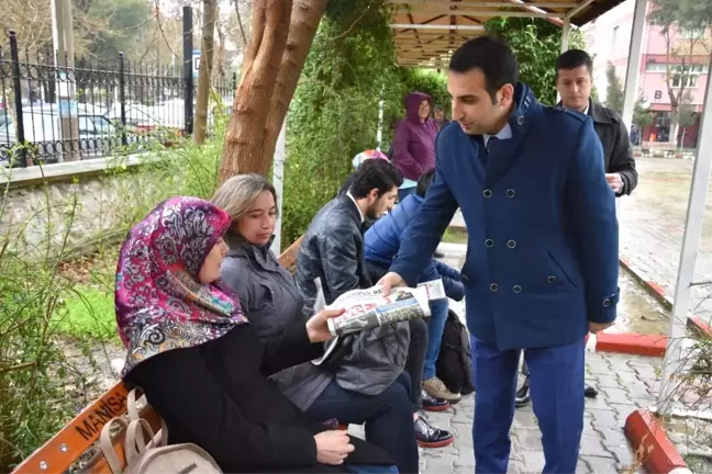 AK Parti'li Gençler Sokak Sokak 'Evet' Gazetesi Dağıtıyor