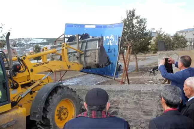 Esenyurt Belediye Başkanı Kadıoğlu'nun, Hanak'taki Tabelası Yıkıldı