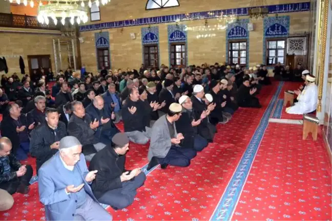 Ahlat'ta Sabah Namazında Şehitler İçin Anma Programı Düzenlendi