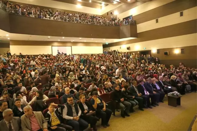 Tuhaf Bir Pazar Günü' İsimli Tiyatro Oyunu Kütahya'da da Sahnelendi