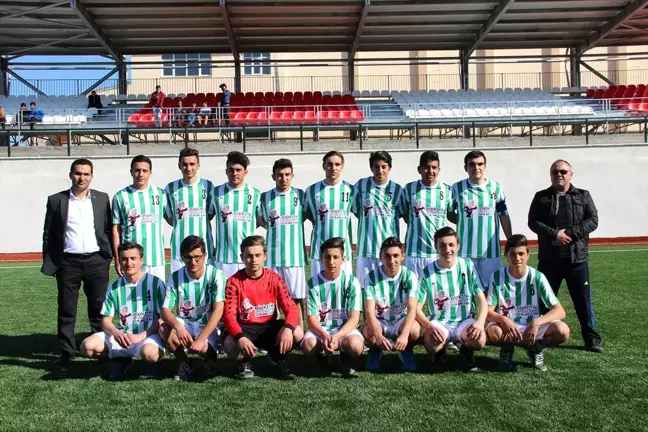 Suşehri'nde İş Adamından Forma Yardımı