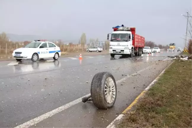 Otomobil Beton Direğe Çarptı: 2 Yaralı