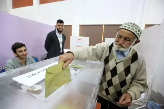 KKTC'de Vatandaşlar Oy Vermeye Başladı