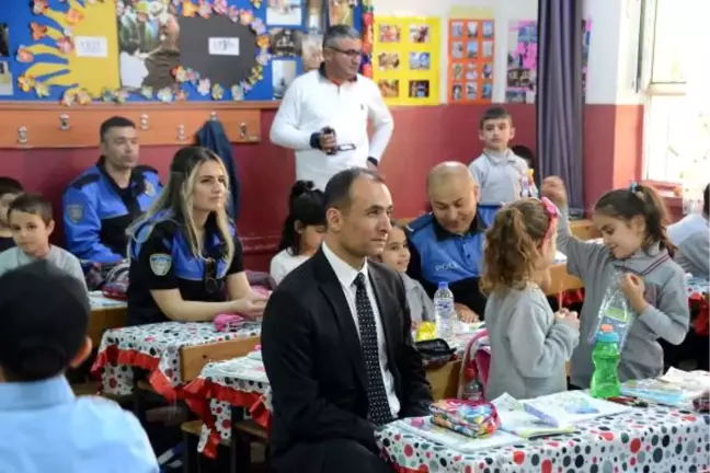 Miniklerden Polise Duygu Yüklü Klip