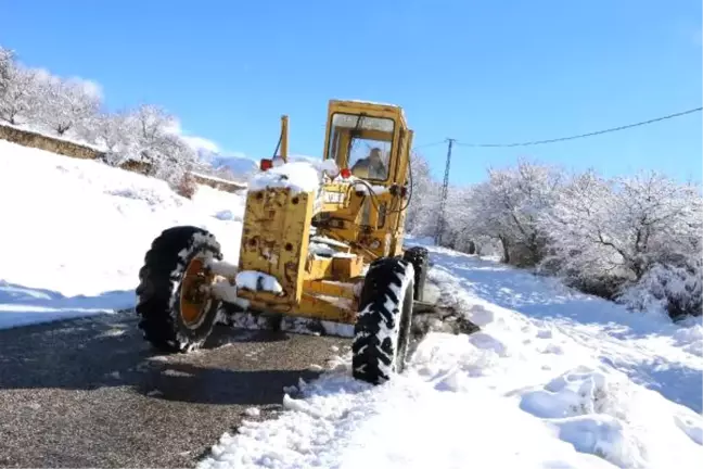 Nisan Karı Ağrı'da Köy Yolunu Kapattı