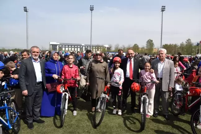 Kartepe'de 2 Bin 350 Öğrenciye Bisiklet Dağıtıldı