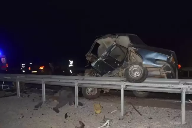 Ters Yola Giren Ehliyetsiz Sürücü Öldü, Diğer Otomobilde 3 Kişi Yaralandı