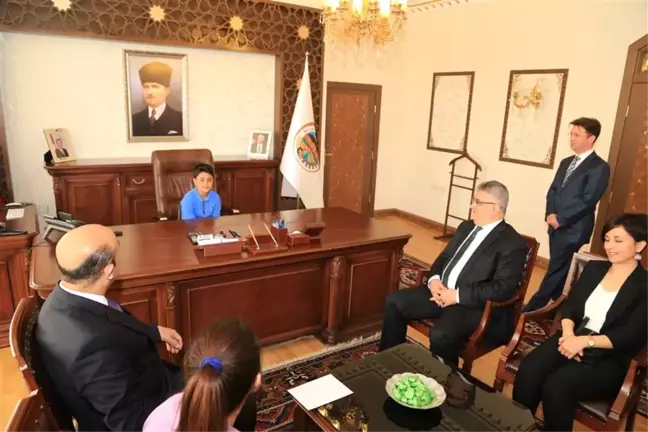 Vali Pekmez Valilik Makamını Çocuklara Devretti