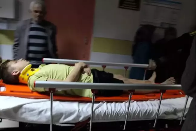 Güreşçileri Taşıyan Minibüs ile Otomobil Çarpıştı: 2'si Ağır 12 Yaralı (2)