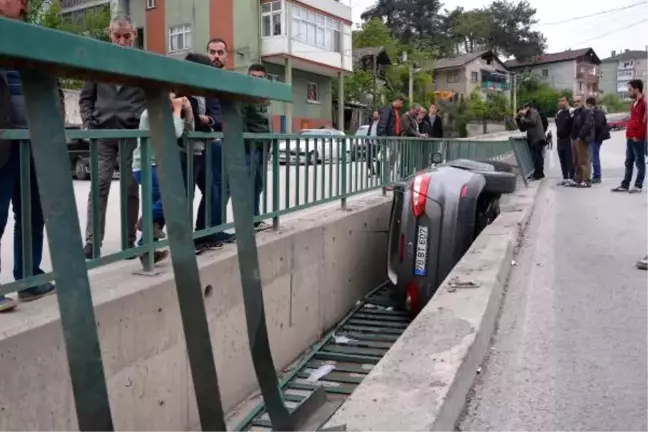 Otomobil Su Kanalına Düştü: 2 Yaralı