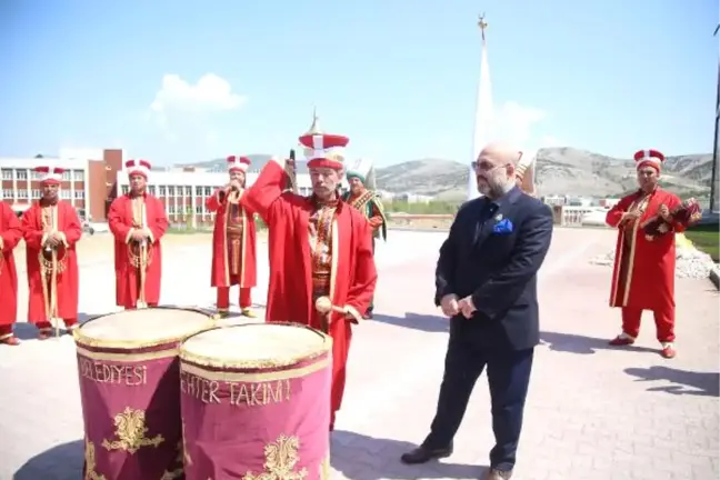 2'nci Abdülhamid'in Torunu Mehter Marşlarıyla Karşılandı
