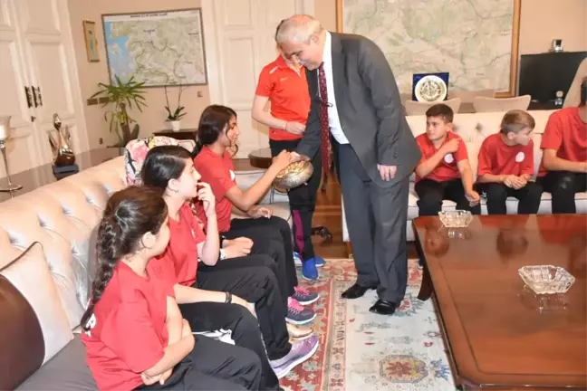 Mutluluklarını Vali Güvençer ile Paylaştılar
