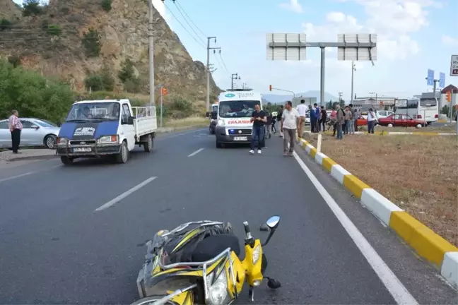 Ortaca'da Otomobil Elektrikli Bisiklete Çarptı; 2 Yaralı