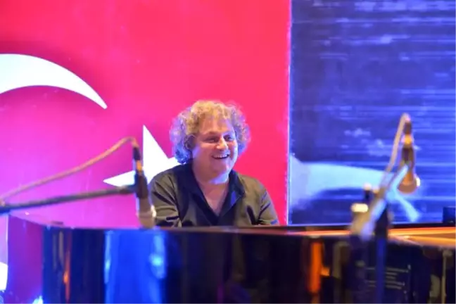 Tuluyhan Uğurlu'dan Alsancak Garı'nda Nostaljik Konser