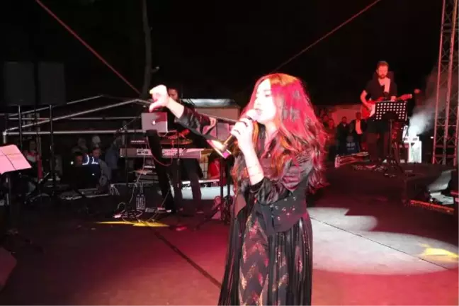Şarkıcı Betül Demir, 'Osmanlı Çileği Güzeli' Seçildi