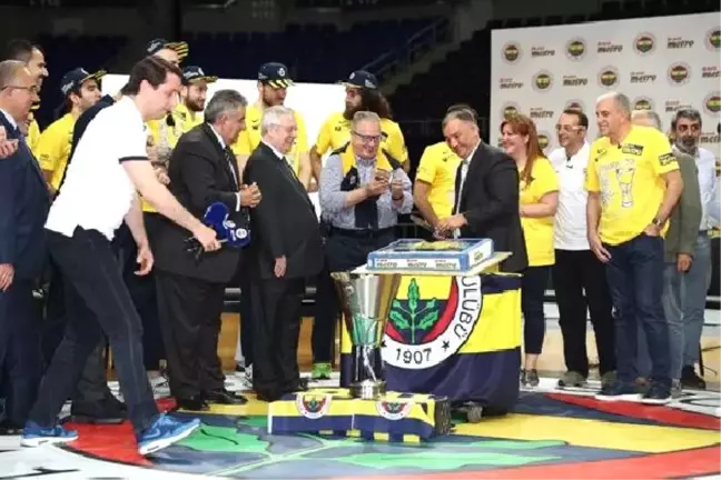 Basketbolda Avrupa'nın En Büyüğü Fenerbahçe'nin Şampiyonluk Pastası Kesildi