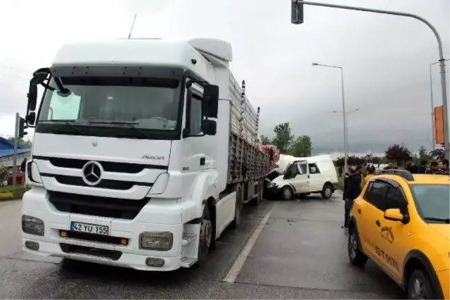 Güncelleme - Samsun'da Minibüs Tıra Çarptı: 1 Ölü, 9 Yaralı