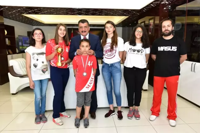 Başarılı Sporcular Başkan Gürkan'ı Ziyaret Etti