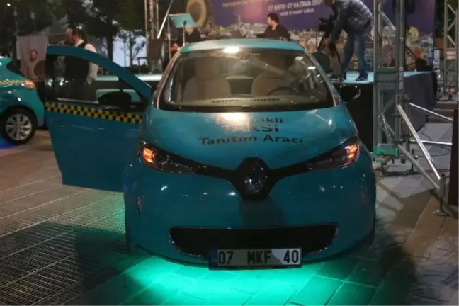 Elektrikli Taksiler Taksim Meydanı'nda Görücüye Çıktı