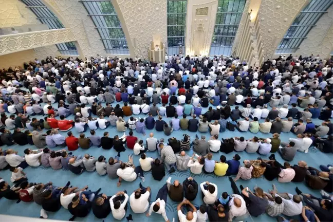 Almanya, Köln Ditib Merkez Camii'nde İlk Bayram Namazı Eda Edildi