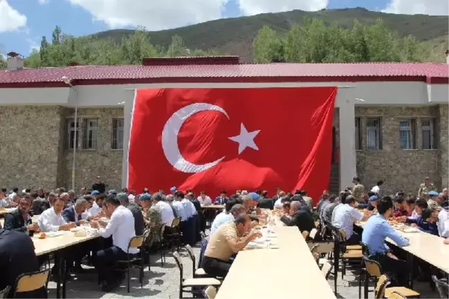 Başkale'de Emekli Olan Güvenlik Korucularına Veda Yemeği