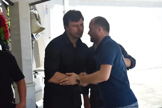 Ertuğrul Sağlam'ın Annesi Toprağa Verildi