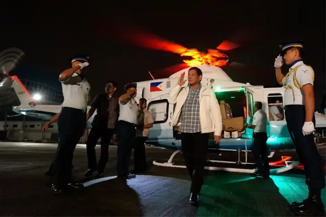 Filipinler Devlet Başkanı Duterte'den Yaralı Askerlere Madalya