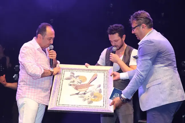 Sanatçı Murat Boz, Finike'de Konser Verdi