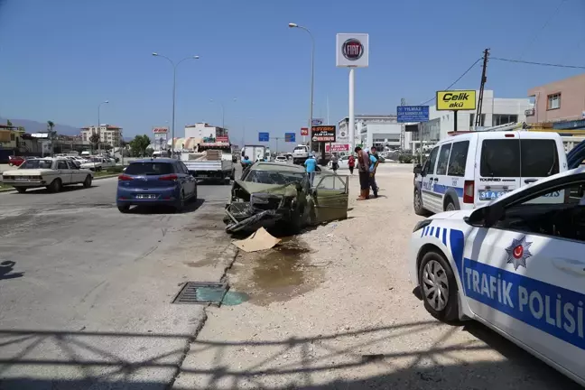 Hatay'da İki Otomobil Çarpıştı: 2 Yaralı