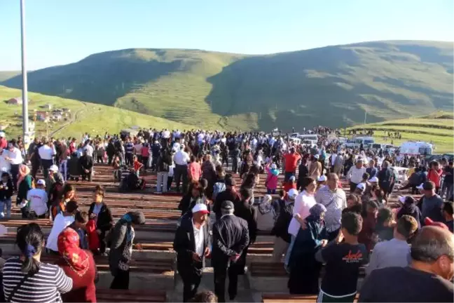 Ata'nın Siluetini İzmir Marşı ile Karşıladılar