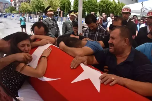 Cinnet Getiren Erin Şehit Ettiği 2 Asker, İzmir'de Toprağa Verildi