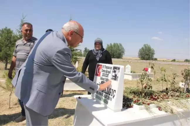 CHP'li Çakırözer'den 15 Temmuz Şehidinin Kabrine Ziyaret