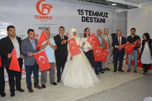 Hatay'da Gelin ve Damat Demokrasi Nöbetine Katıldı