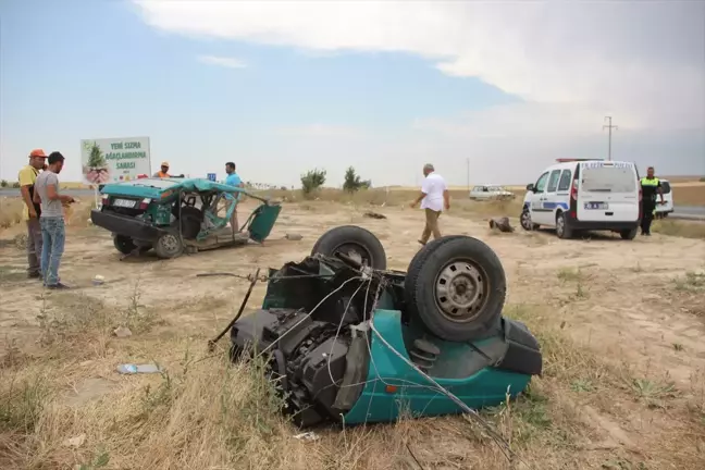 Hafif Ticari Araçla Çarpışan Otomobil İkiye Ayrıldı