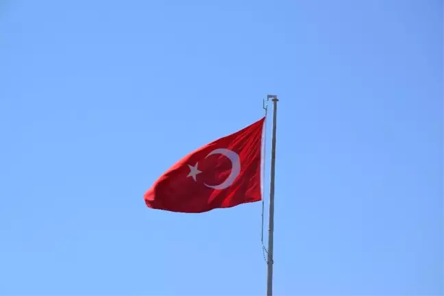 Viranşehir'de Dev Bayrak Dalgalanıyor