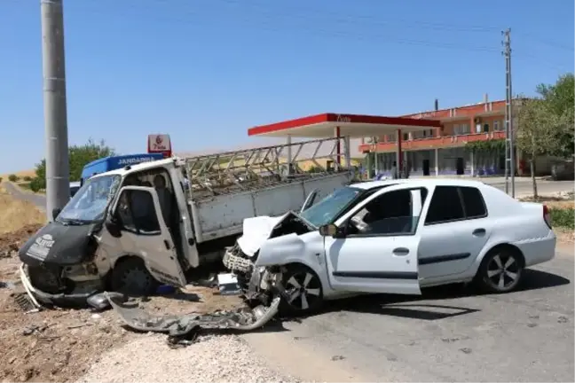 Kamyonetle Otomobil Çarpıştı: 5 Yaralı - Yeniden
