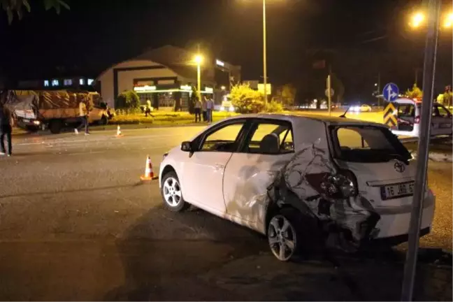 Kamyonet, 2 Otomobile Çarptı