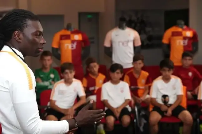 Galatasaray'ın Golcüsü Gomis, Galatasaray U12 Takımı Futbolcularıyla Buluştu